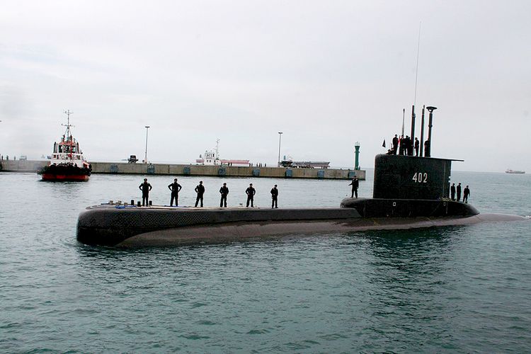The Indonesian Navy Submarine KRI Nanggala-402 enters the Indah Kiat docks in the port city of Cilegon in Banten province in this file photo. The KRI Nanggala-402 has sunk off the northern coast of Bali on Wednesday (21/4/2021) during an exercise. 