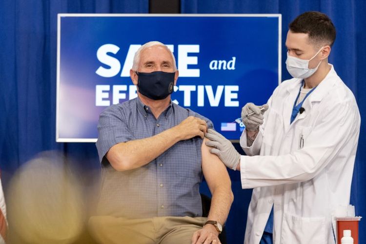 Wakil Presiden Amerika Serikat (AS) Mike Pence ketika menerima dosis vaksin Covid-19 pada Jumat (18/12/2020).