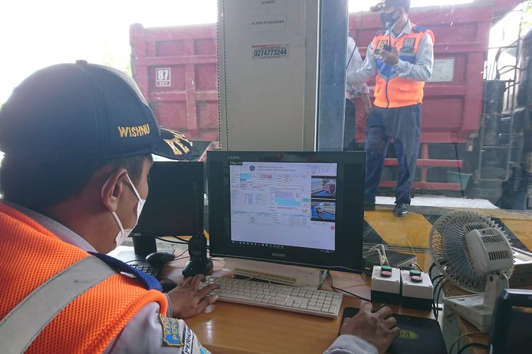 Uji coba penimbangan truk dengan perangkat Weigh In Motion di Jembatan Timbang Kulwaru, Kulon Progo, Rabu (26/1/2022)