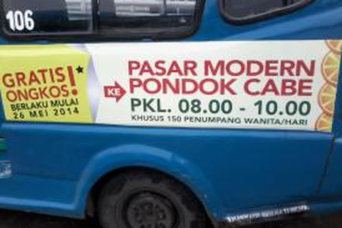 Stiker promo naik angkot gratis dengan tujuan akhir Pasar Modern, Pondok Cabe. Promo ini hanya untuk 150 perempuan setiap hari dan berlaku mulai 26 Mei 2014.