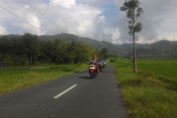 Kecamatan Kalibawang di Kulon Progo, Yogyakarta, memang tampak asri dari kejauhan. Debu letusan freatik Merapi sampai ke perbatasanan Sleman dan Kulon Progo ini. 