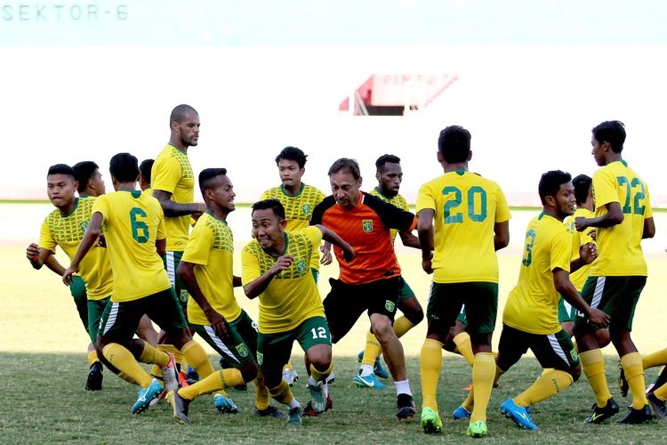 Persebaya Surabaya latihan bersama di Stadion Gelora Delta Sidoarjo, Jawa Timur.