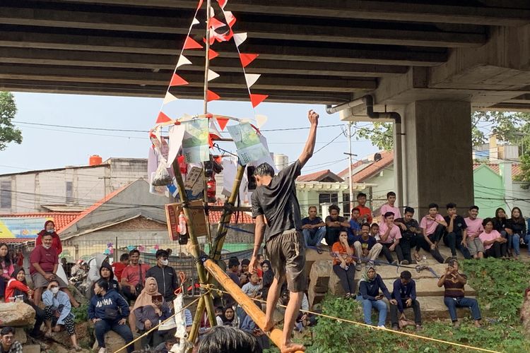 Lomba titian bambu untuk merayakan HUT ke-78 RI digelar di Kampung Jagur, Jalan Inspeksi Tarum Barat, Kelurahan Cipinang Melayu, Kecamatan Makasar, Jakarta Timur, Kamis (17/8/2023).