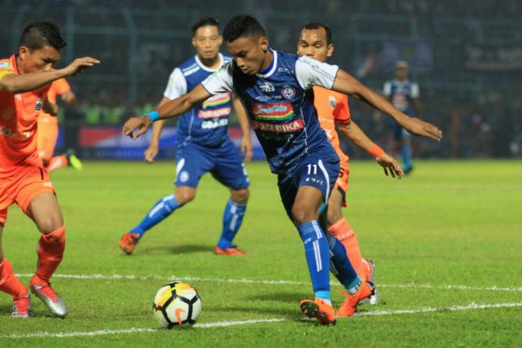 Bek sekaligus kapten Persija, Ismed Sofyan (kiri) mencoba menghadang aksi penyerang Arema FC, Rivaldi Bawuo pada laga pekan ke-19 Liga 1 2018 di Stadion Kanjuruhan, Kabupaten Malang, Minggu (5/8/2018) malam.