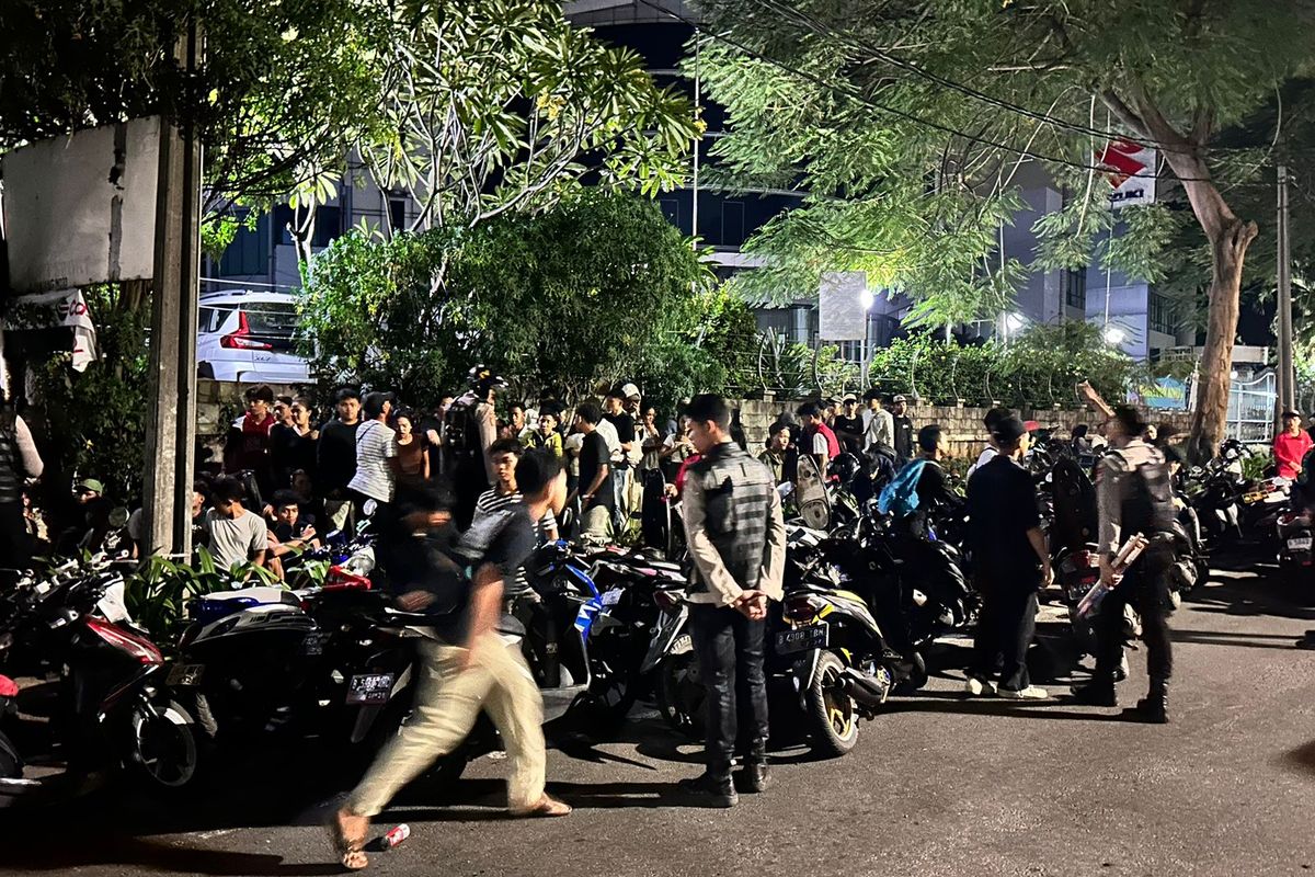 Polisi saat mengamankan remaja yang berkonvoi di wilayah Jakarta Barat 
