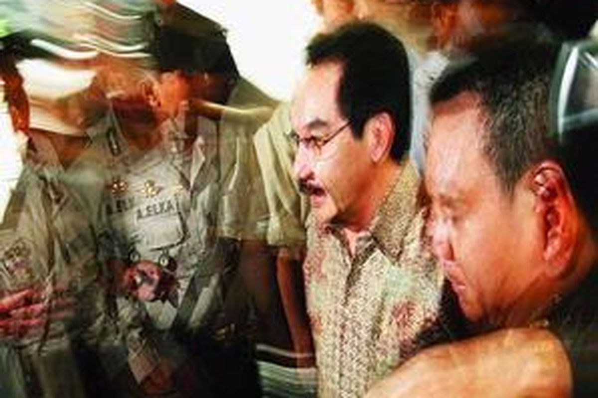 Antasari Azhar (tengah), satu dari empat tersangka pembunuhan Direktur PT Rajawali Putra Banjaran Nasrudin Zulkarnaen, saat tiba di Kantor Kejaksaan Negeri Jakarta Selatan, Selasa (25/8). Hari itu, berita acara pemeriksaan dan keempat tersangka, yaitu Antasari Azhar, Wiliardi Wizard, Sigid Haryo Wibisono, dan Jerry Hermawan Lo, dilimpahkan dari polisi ke pihak kejaksaan.