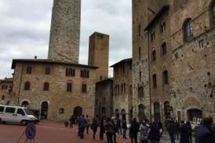 Dua menara di Kota San Gimignano, Italia. Kota yang dibangun pada abad pertengahan itu memiliki 14 menara. Foto diambil pada Senin (21/11/2016).