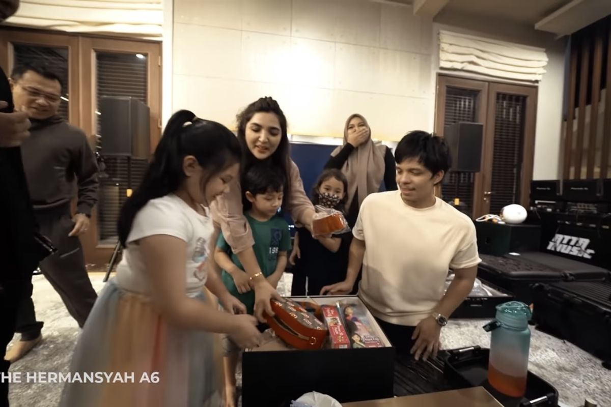 Arsy dapat kado ulang tahun tas merek Gucci dari Atta Halilintar dan Aurel Hermansyah 