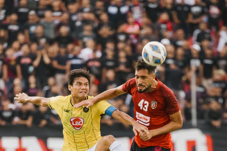 Pemain Bali United Willian Pachecho menyundul bola saat pertandingan AFC Cup 2022 melawan Kaya FC Iloilo yang berakhir dengen skor 0-1 di Stadion Kapten I Wayan Dipta Gianyar, Kamis (30/6/2022) sore.