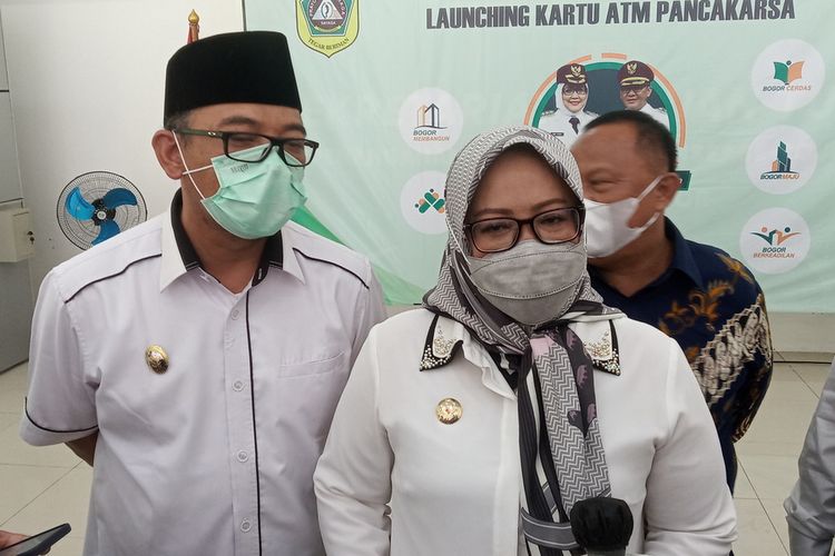 Bupati Bogor Ade Yasin dan Wakil Bupati Bogor Iwan Setiawan saat melaunching kartu ATM Pancakarsa untuk tenaga pendidik di Pendopo Bupati Bogor, Cibinong, Kabupaten Bogor, Jawa Barat, Rabu (18/8/2021).