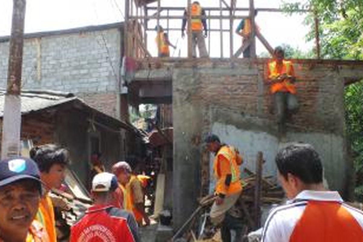 Puluhan petugas Satpol PP melakukan pembongkaran terhadap pemukiman warga tak berizin yang didirikan di atas tanggul atau turap di Kali Cipinang wilayah Kramatjati, Jakarta Timur. Minggu (22/9/2013).