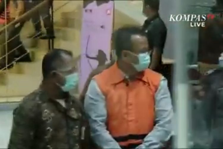 Menteri Kelautan dan Perikanan Edhy Prabowo mengenakan rompi tahanan oranye di Gedung Merah Putih KPK usai ditangkap KPK, Rabu (25/11/2020).