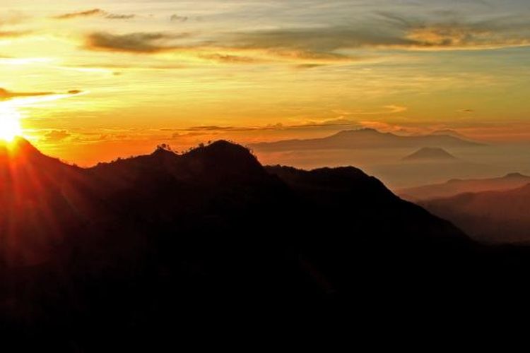 Matahari terbit di kawasan Taman Nasional Bromo Tengger Semeru.