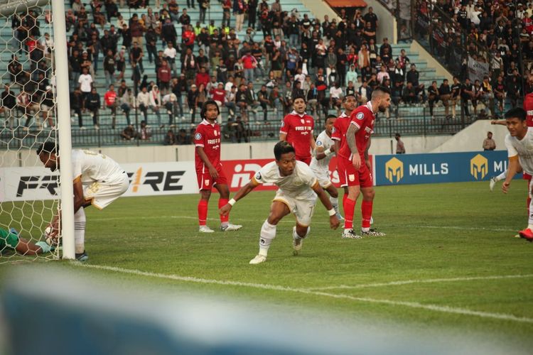 Momen setelah pemain Dewa United Fahmi Al Ayyubi (tengah) membobol gawang Persis Solo pada laga pekan pertama Liga 1 2022-2023 di Stadion Moch. Soebroto, Magelang, Senin (25/7/2022) sore WIB. Laga Persis vs Dewa United berakhir dengan skor 2-3.