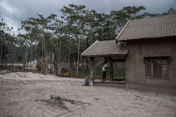 Rumah yang rusak akibat abu vulkanik letusan Gunung Semeru di Desa Sumber Wuluh, Lumajang, Jawa Timur, Minggu (5/12/2021). Akibat letusan Gunung Semeru tersebut sedikitnya puluhan rumah rusak.