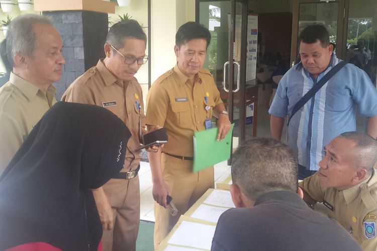 Orangtua siswa saat registrasi pertemuan terkait program magang kuliah di Taiwan di gedung LPMP Bangka Belitung, Senin (14/1/2019). 