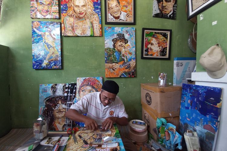 Eko Purnomo sedang mengerjakan lukisan kolase di teras rumahnya, Pudakpayung, Banyumanik, Kota Semarang, Sabtu (1/10/2022).