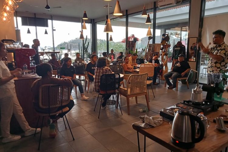 Foto : Sebanyak 22 anak muda dari Manggarai Timur, Manggarai, dan Manggarai Barat, mengikuti Pelatihan Barista Sertifikat Kompetensi di Labuan Bajo, sejak Selasa (6/9) hingga Jumat (9/9/2022) di Kafe Bacerita, di kompleks Marina Labuan Bajo.