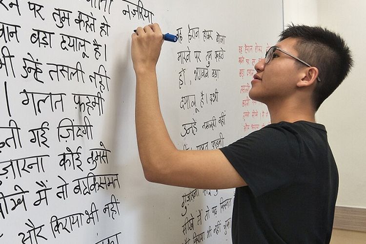 Darren Mak menuliskan karakter Bahasa Hindi