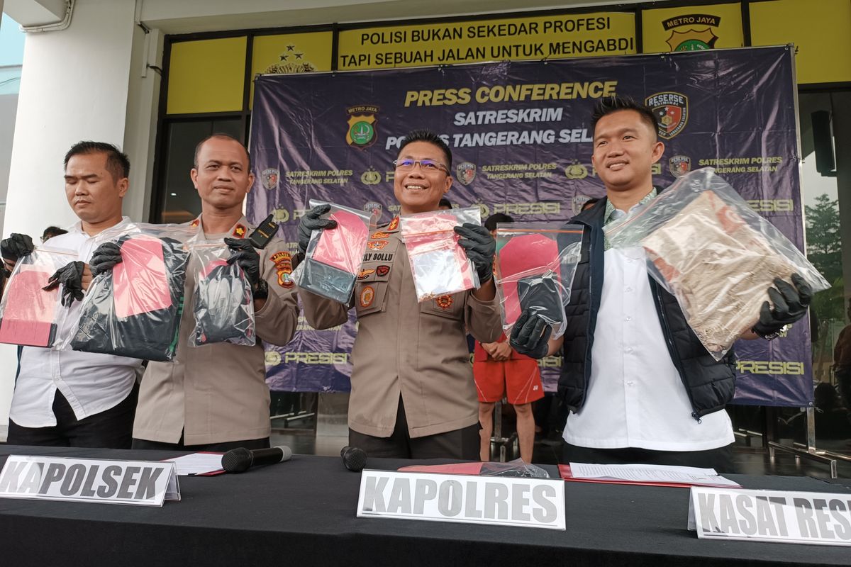 Pengungkapan kasus pembunuhan terhadap Kepala Total Buah Segar dalam konferensi pers di Polres Tangsel pada Senin (19/12/2022). 