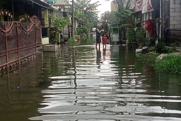 Warga Komplek Griya Bandung Indah (GBI) di Desa Buah Batu, Kecamatan Bojongsoang, Kabupaten Bandung, Jawa Barat, kembali dilanda banjir luapan sunga Cipeso dan Cidurian akibat hujan deras yang melanda Bandung Raya beberapa hari ini.