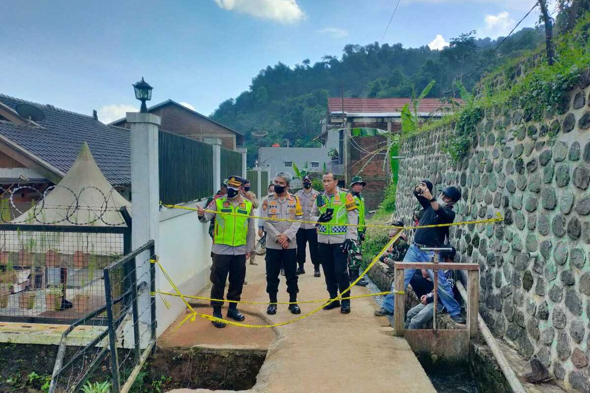 Polres Sumedang tutup akses jalan menuju objek wisata di Desa Citengah, Sumedang Selatan, Sumedang, Jumat (6/5/2022). Dok. Polres Sumedang/KOMPAS.com