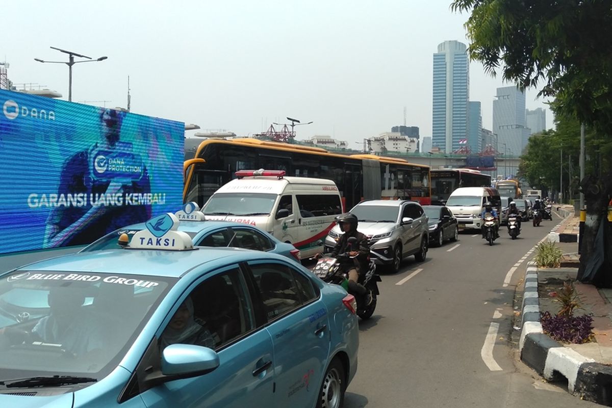 Kemacetan lalu lintas depan gedung Kementerian Tenaga Kerja di Jalan Gatot Subroto, Jakarta Selatan, Kamis (30/10/2019). Kemacetan itu merupakan dampak dari aksi unjuk rasa para buruh di depan gedung Kementerian Tenaga Kerja tersebut.