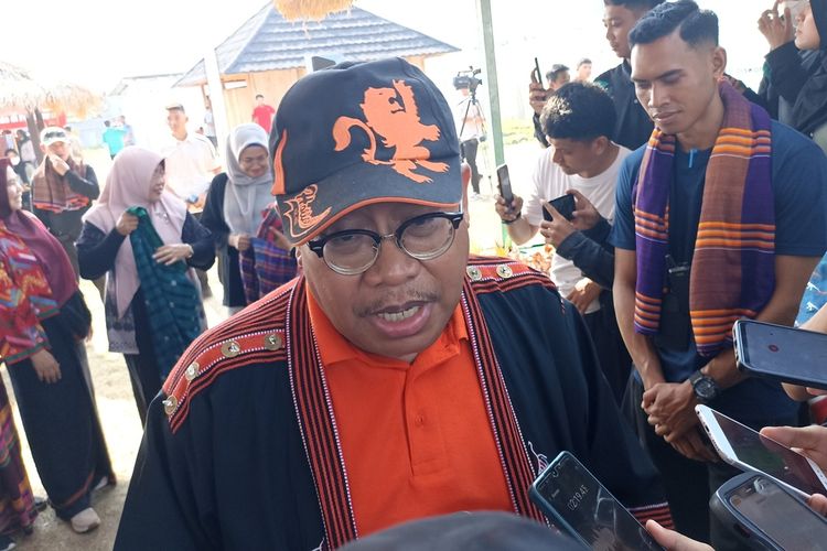 Pj Gubernur NTB Gita Ariadi saat melaunching program Jumat Salam di Desa Kebon Ayu, Lombok Barat, Jumat (27/10/2023).