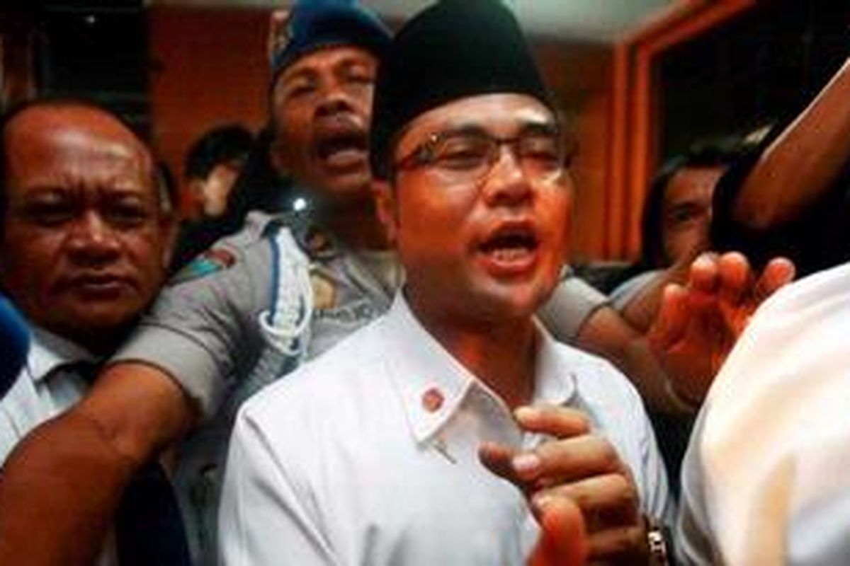 Bupati Garut Aceng HM Fikri (berpeci) hadir di Bareskrim Mapolda Jawa Barat, Bandung, Jawa Barat, memenuhi panggilan terkait pemeriksaan kasus dugaan penipuan yang dilakukannya terhadap Asep Rahmat Kurnia Jaya, Senin (10/12/2012). Dirinya dan Asep dihadirkan di Mapolda guna penyidikan kasus dugaan penipuan yang dilakukan Aceng atas janji jabatan Wakil Bupati menggantikan Dicky Chandra yang mengundurkan diri dengan menyerahkan uang sebesar US 25.000.  