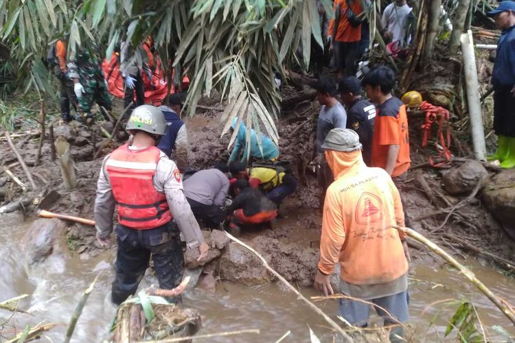 Tim Gabungan Operasi SAR longsor Segorogunung Karanganyar, melakukan evakuasi korban tanah longsor pada Sabtu (18/2/2023)