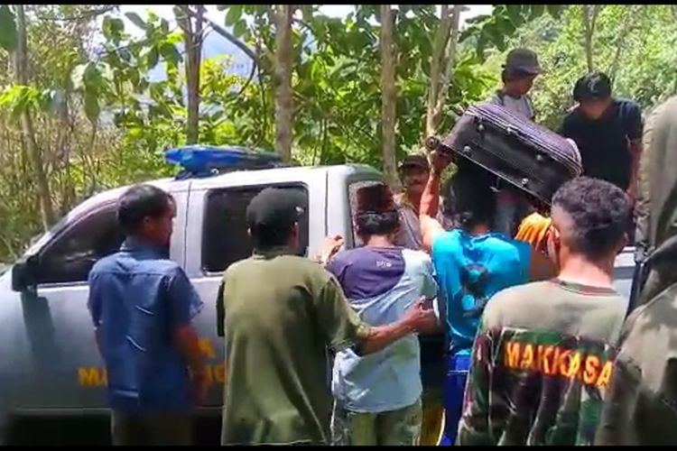 Setelah ditandu 18 KM, jenazah warga Matangnga diangkut mobil patroli polisi