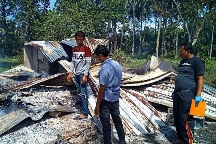 Polisi saat melakukan gelar perkara di lokasi kebakaran rumah di Lingkungan Lombang-lombang, Kelurahan Sinyonyoi,Kecamatan Kalukku, Kabupaten Mamuju,Sulawesi Barat (Sulbar). 


