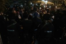 Takut Dikalahkan Kotak Kosong di Pilkada Makassar, Pendukung Appi-Cicu Jaga Kantor Camat