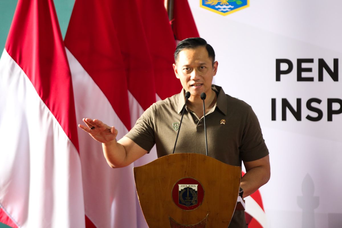 Menteri Koordinator (Menko) Infrastruktur dan Pembangunan Kewilayahan (IPK) Agus Harimurti Yudhoyono (AHY) saat kegiatan penyerahan kunci Rumah Susun (Rusun) Rawa Buaya kepada warga kolong Tol Angke, Jelambar Baru pada Sabtu (30/11/2024).