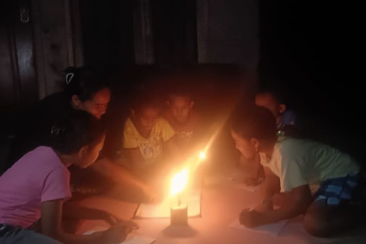 Para siswa di Desa Wolokota, Kecamatan Ndona, Kabupaten Ende, belajar malam hari menggunakan lampu minyak tanah pada Jumat (8/3/2024) malam.