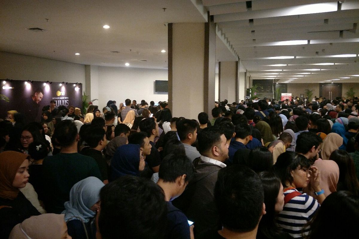 Antrean ribuan penonton memenuhi area show Tulus di The Kasablanka Hall, kawasan Tebet, Jakarta Selatan, Senin (30/7/2019).