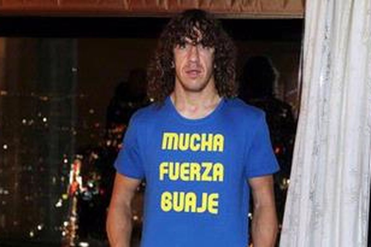Barcelona diizinkan FIFA memakai kaus bertuliskan kata-kata suportif seperti yang dipakai Carles Puyol itu, untuk mendukung David Villa, yang mengalami cedera patah tulang tibia kiri. 