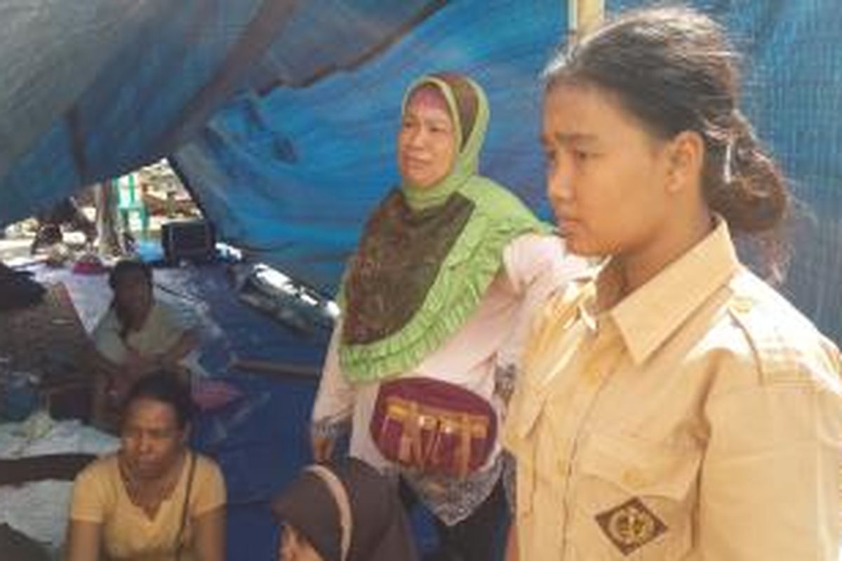 Dari kanan, Marina (14), warga Pinangsia, Tamansari, tidak masuk sekolah karena trauma penggusuran, Kamis (28/5/2015).