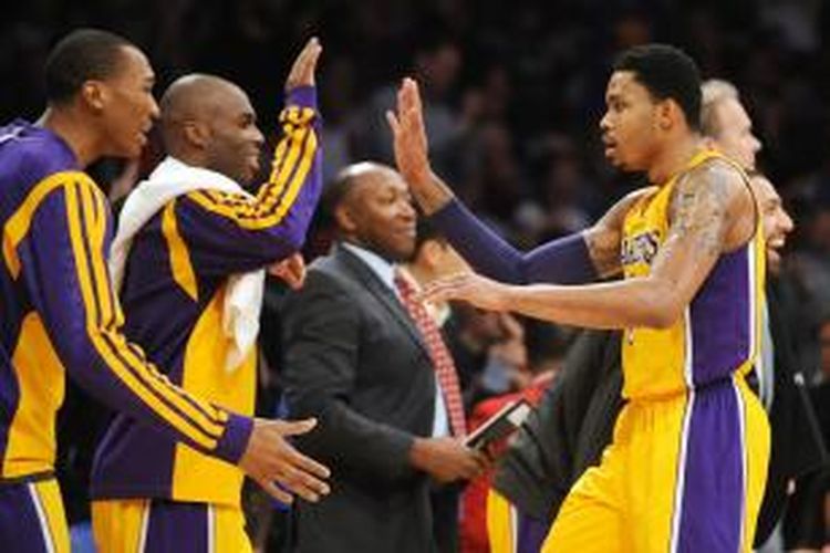 Para pemain Los Angeles Lakers merayakan kemenangan mereka atas Boston Celtics saat bertemu di Staples Center, Los Angeles, Jumat (21/2/2014). Lakers menang 101-92.