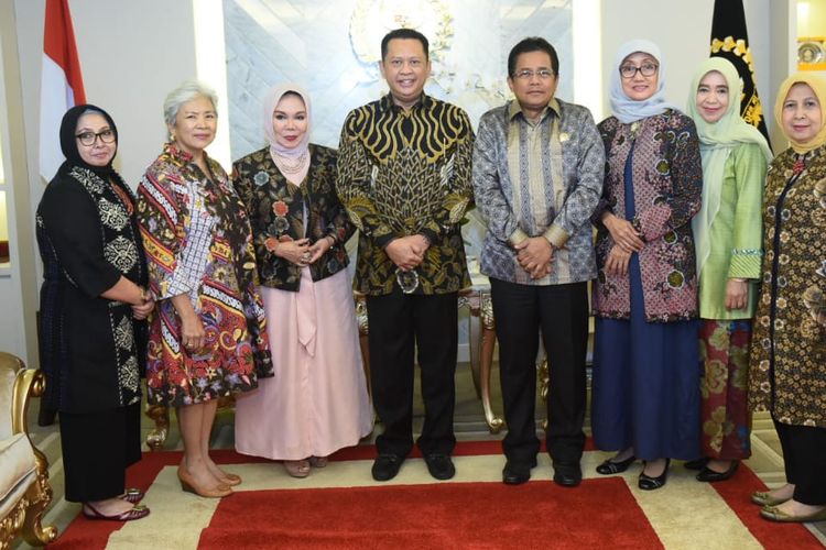 Ketua Dewan Perwakilan Rakyat (DPR) RI Bambang Soesatyo berfoto bersama pengurus Dharma Wanita Pusat (DWP), di Ruang Kerja Ketua DPR RI, Jakarta, Senin (08/07/2019).

