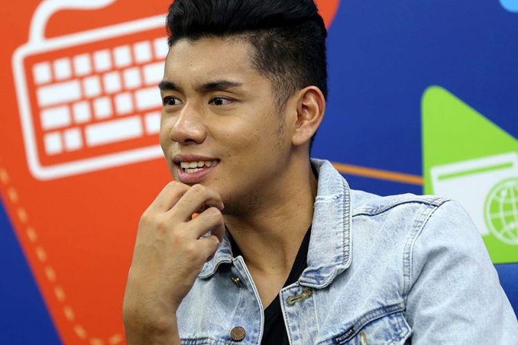Penyanyi Aziz Hayat atau yang dikenal dengan nama panggung Jaz, diwawancara saat mengunjungi kantor redaksi Kompas.com di Jakarta, Jumat (9/6/2017). Ia tengah mempromosikan single ke-2 berjudul Kasmaran.