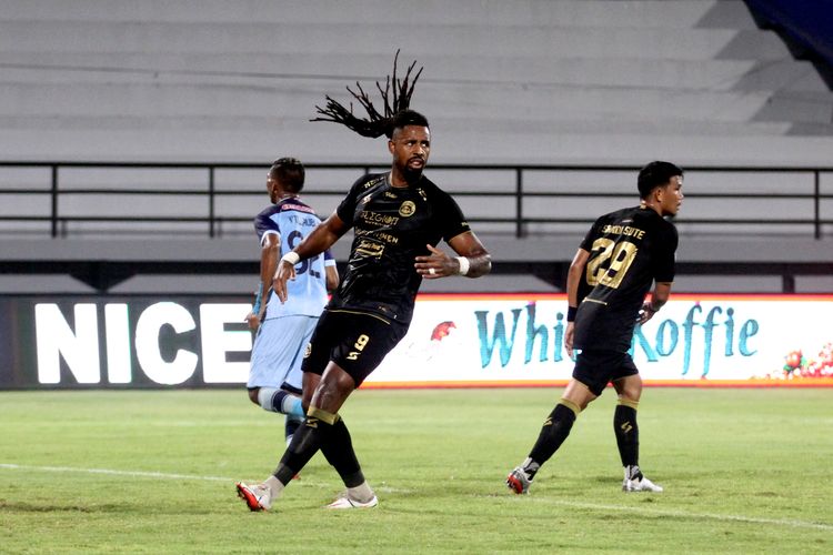Pemain asing Arema FC Carlos Fortes saat pertandingan pekan 22 Liga 1 2021-2022 melawan Persela lamongan yang berakhir dengan skor 0-1 di Stadion Kapten I Wayan Dipta Gianyar, Selasa (1/2/2022) malam.