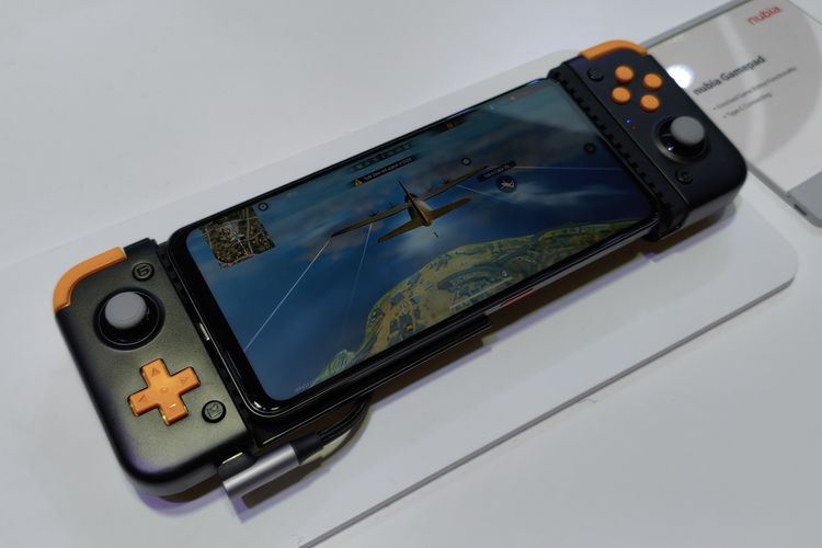 Nubia Neo 3 GT bersama gamepad.