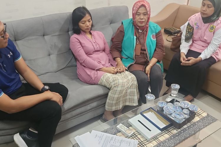 Dokter Qory (baju merah muda) yang viral karena dilaporkan hilang oleh suaminya empat hari lalu telah ditemukan polisi. Kini, Qory berada di Unit PPA Mapolres Bogor, Cibinong, Kabupaten Bogor, Jawa Barat, Jumat (17/11/2023).