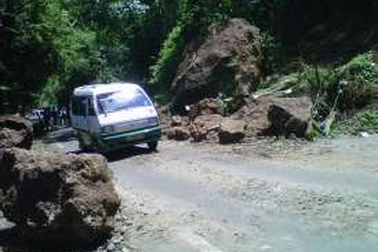 Kendaraan melintas di lokasi longsor di Jalan Cibadak-Cikembar-Cibadak, Desa/Kecamatan Bantargadung, Sukabumi, Jawa Barat, Senin (18/4/2016). 