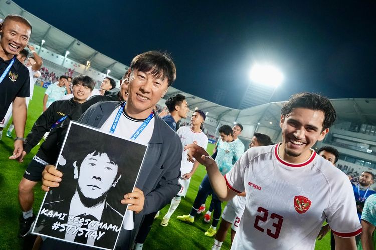 Pelatih Timnas U-23 Indonesia Shin Tae-yong (kiri) membawa poster diringan usai menang melawan Timnas U-23 Korea Selatan pada babak perempat final Piala Asia U-23 2024 di Stadion Abdullah bin Khalifa, Doha, Qatar, Jumat (26/4/2024) dini hari. Timnas U-23 Indonesia lolos ke semifinal Piala Asia U-23 setelah mengalahkan Korea Selatan melalui adu pinalti dengan agregat 11-10, setelah sebelumnya bermain imbang dengan skor 2-2. ANTARA FOTO/HO-PSSI/mrh/foc.