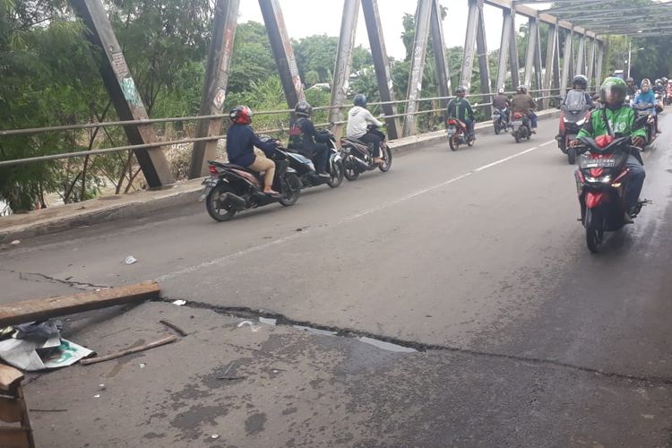 Retakan aspal akibat pergeseran struktur bawah Jembatan Patal penghubung Kecamatan Bekasi Utara dan Bekasi Timur setelah digempur arus Kali Bekasi yang meluap pada Rabu (1/1/2020).