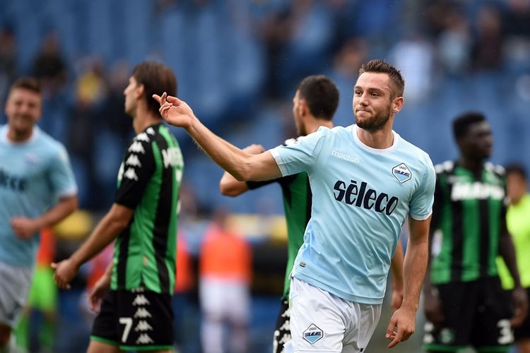 Bek Lazio, Stefan de Vrij, merayakan gol ke gawang Sassuolo pada ajang Liga Italia di Stadio Olimpico, Roma, 1 Oktober 2017.