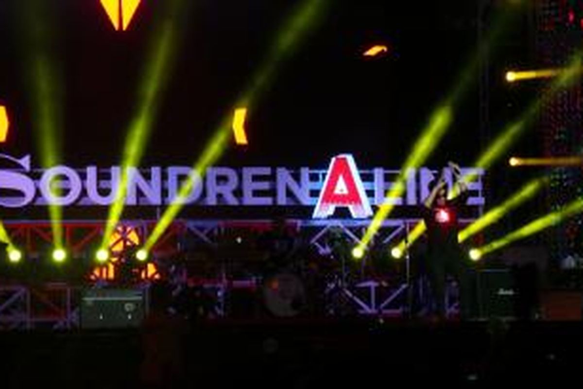 Nidji Electronic Version (NEV) tampil dalam pergelaran musik Soundrenaline 2015, di Garuda Wisnu Kencana, Kabupaten Badung, Bali, Minggu (6/9/2015). Artis musik lintas genre memeriahkan Soundrenaline yang tahun ini mengusung tema Change The Ordinary. Acara berlangsung 5-6 September. KOMPAS.Com / IRFAN MAULLANA