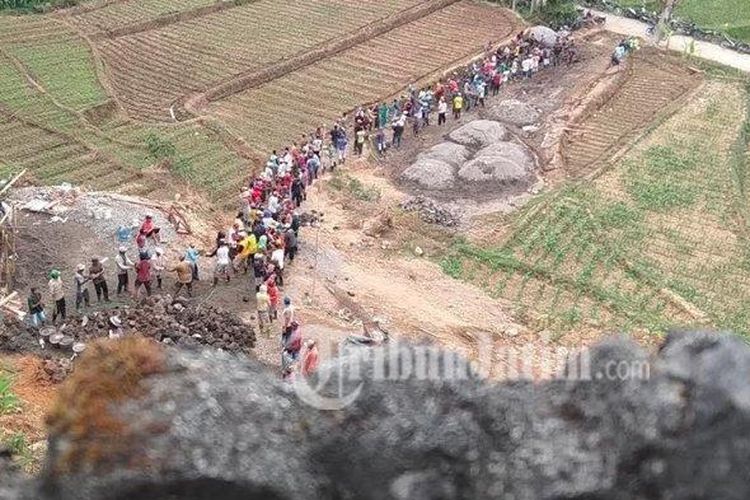 Potret kerukunan umat beragama. Umat Islam bangun tebing Pura yang longsor di Blitar, Jawa Timur.